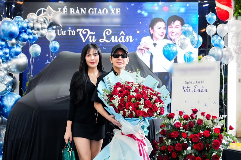 Mới đây, Vũ Luân khoe tậu xe mới để chở Phương Lê đi chợ Tết. Ảnh: FB Vũ Luân.