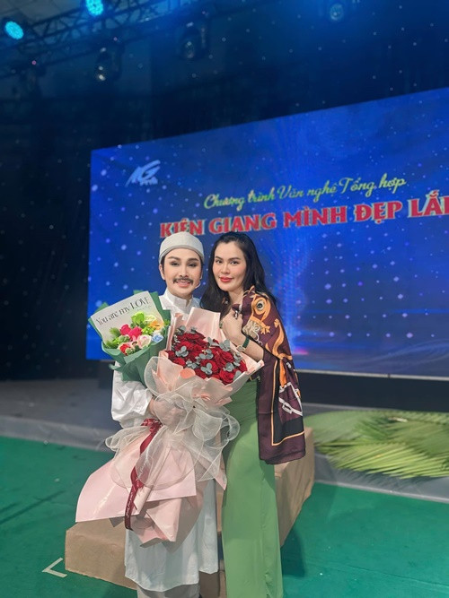 Hình ảnh Phương Lê đến ủng hộ buổi biểu diễn của Vũ Luân vào cuối tháng 11/2024. Ảnh: FB Phương Lê.