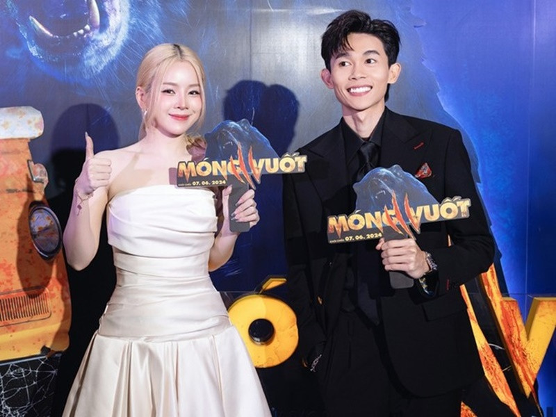 Sau khi chia tay, DJ Mie giữ mối quan hệ tốt đẹp với Hồng Thanh. Tháng 5/2024, sau buổi công diễn vở kịch Dâu ngọt của Hồng Thanh, Mie tặng lẵng hoa cho tình cũ. Nữ DJ còn đến ủng hộ Hồng Thanh khi anh quảng bá phim mới. Ảnh: Vietnamnet.