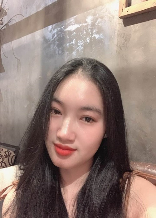 Cô sở hữu gương mặt phúc hậu, vóc dáng thon gọn.