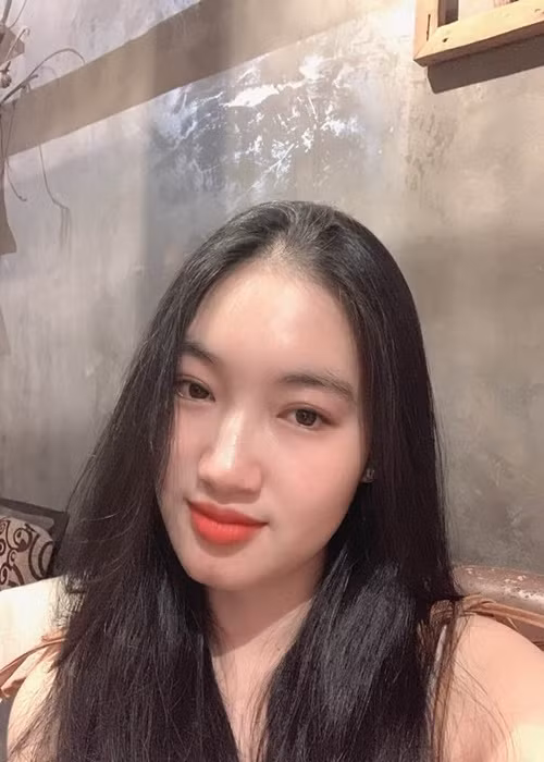 Cô sở hữu gương mặt phúc hậu, vóc dáng thon gọn.