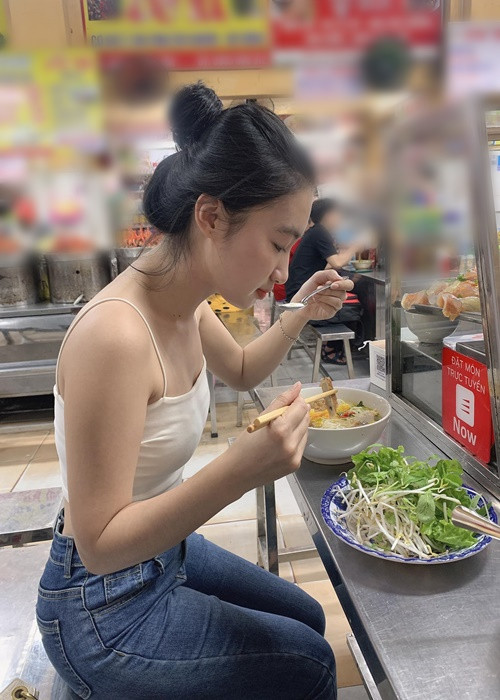 Vợ kém 26 tuổi của Tiết Cương mặc gợi cảm mỗi khi đi du lịch.