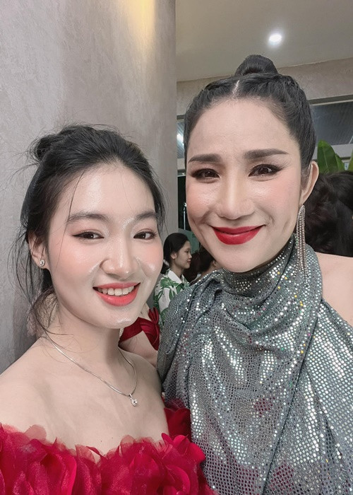 Vợ Tiết Cương được khen ngợi trẻ trung, xinh đẹp bên MC Cát Tường.