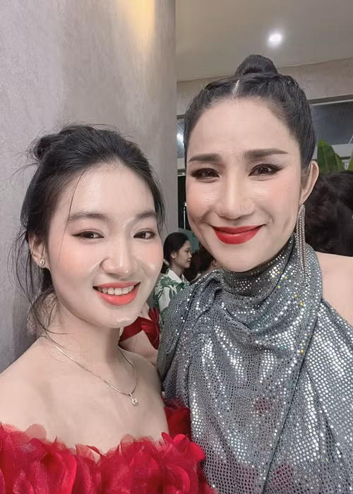 Vợ Tiết Cương được khen ngợi trẻ trung, xinh đẹp bên MC Cát Tường.