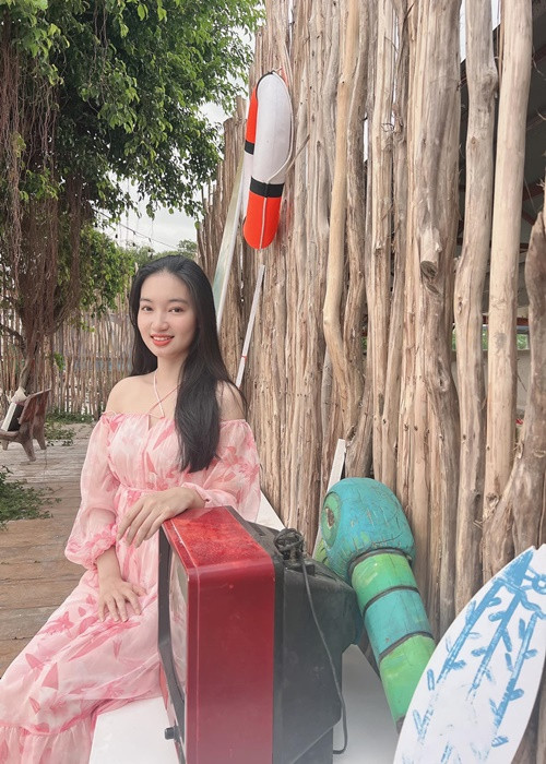 Cô được Tiết Cương chỉ dạy diễn xuất để tham gia các video của hai vợ chồng trên Youtube.