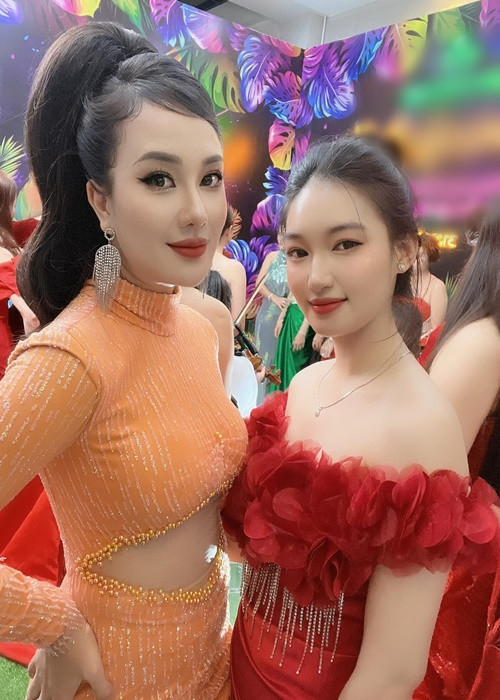 Ngọc Thưởng diện váy trễ vai gợi cảm đọ sắc cùng Lâm Khánh Chi tại một sự kiện.