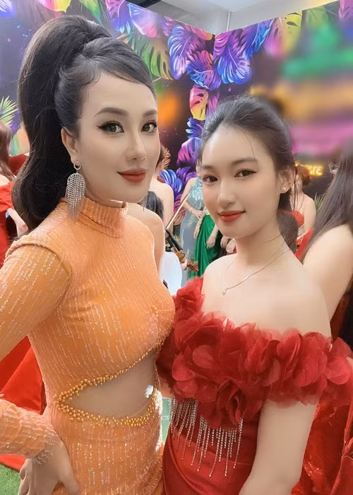 Ngọc Thưởng diện váy trễ vai gợi cảm đọ sắc cùng Lâm Khánh Chi tại một sự kiện.