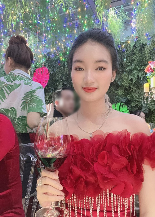 Mặc lộng lẫy, trang điểm kỹ lưỡng, vợ Tiết Cương xinh đẹp không thua kém hot girl.