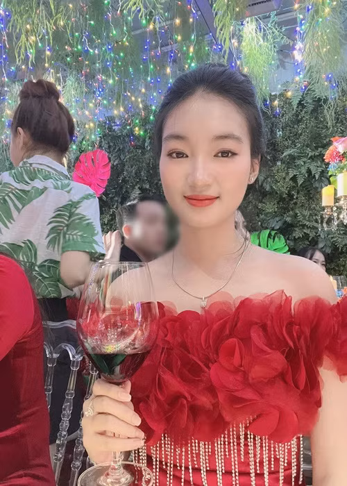 Mặc lộng lẫy, trang điểm kỹ lưỡng, vợ Tiết Cương xinh đẹp không thua kém hot girl.