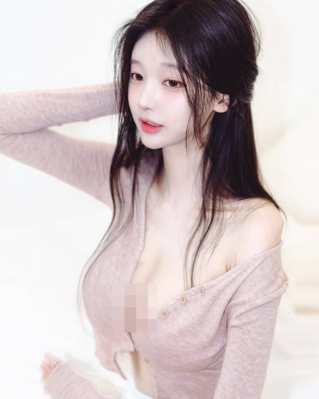 Mới đây, hot girl Soon Ne gây chú ý khi đăng tải hình ảnh cởi bung cúc áo khoe vòng một gợi cảm.