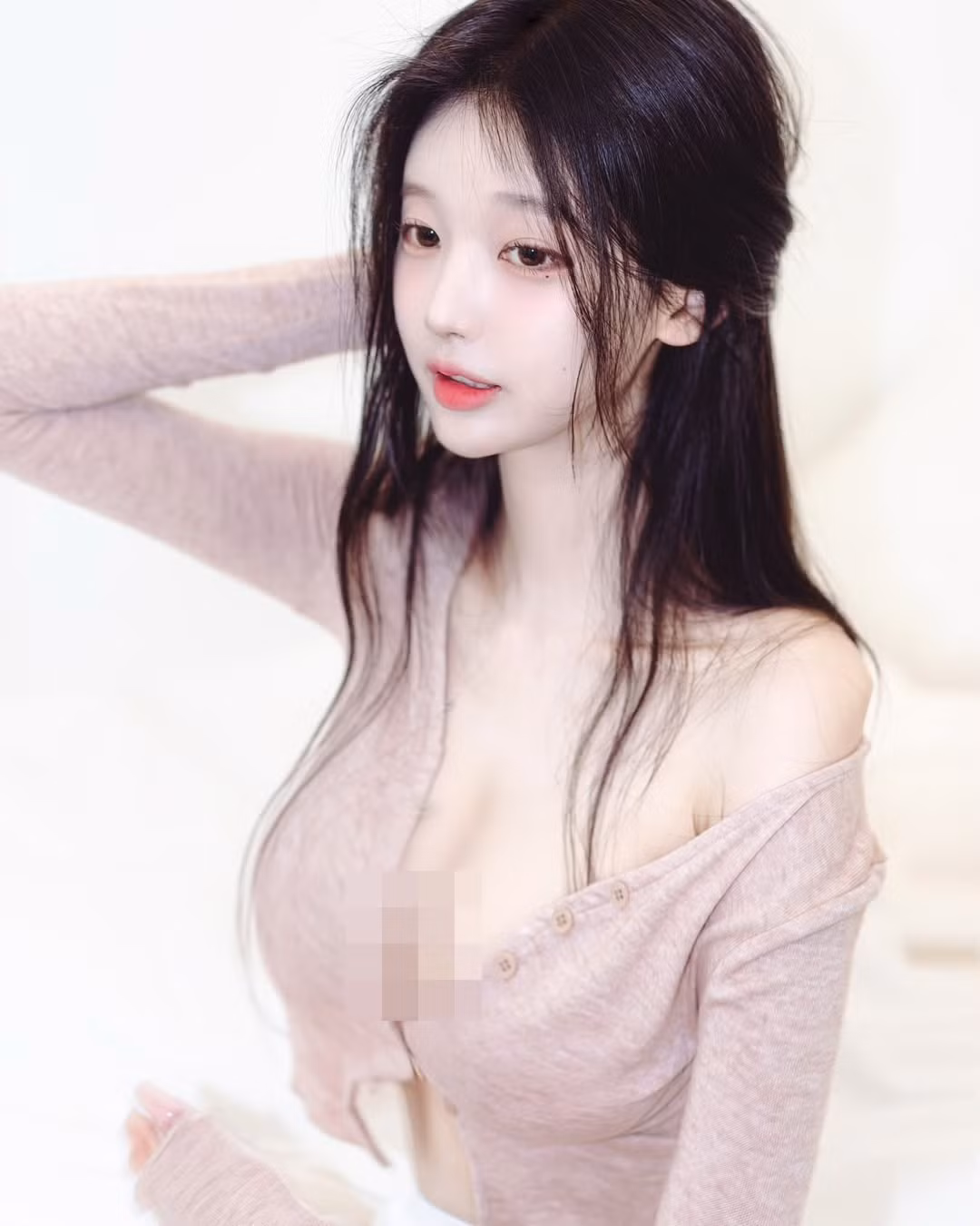 Mới đây, hot girl Soon Ne gây chú ý khi đăng tải hình ảnh cởi bung cúc áo khoe vòng một gợi cảm.