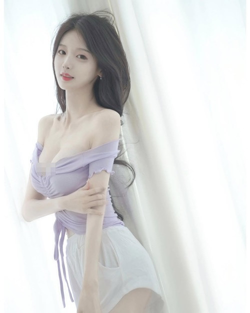 Soon Ne sở hữu vòng một căng đầy, eo nhỏ nhắn cùng vòng ba nảy nở, gương mặt xinh đẹp.