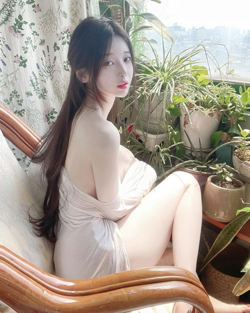 Theo Sohu, hot girl người Hàn Quốc có cuộc sống đời thường rất thú vị. Khi rảnh rỗi, cô nàng thường đến thư viện để đọc sách, cùng bạn uống cafe vào những buổi chiều.