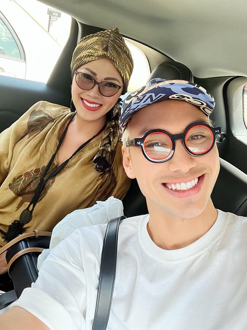 Cháu trai gia tộc giàu có bậc nhất Sài Gòn có mẹ ruột đẹp kiêu sa.