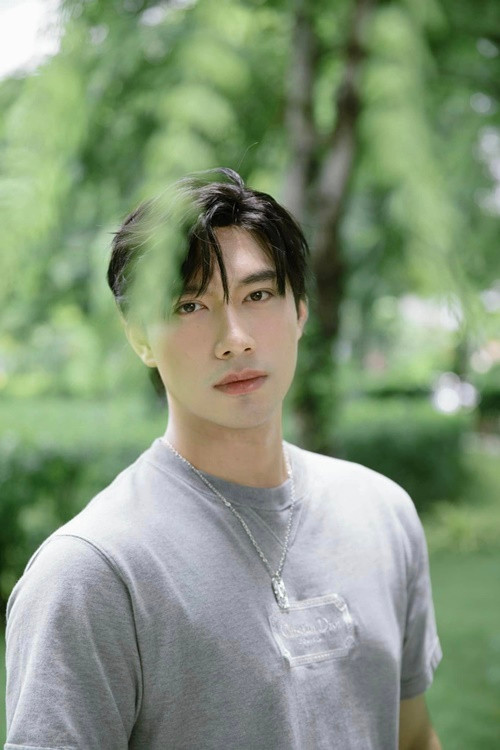 Lý Quí Khánh là nhà thiết kế, được mệnh danh là "ông hoàng" của đầm dạ hội.