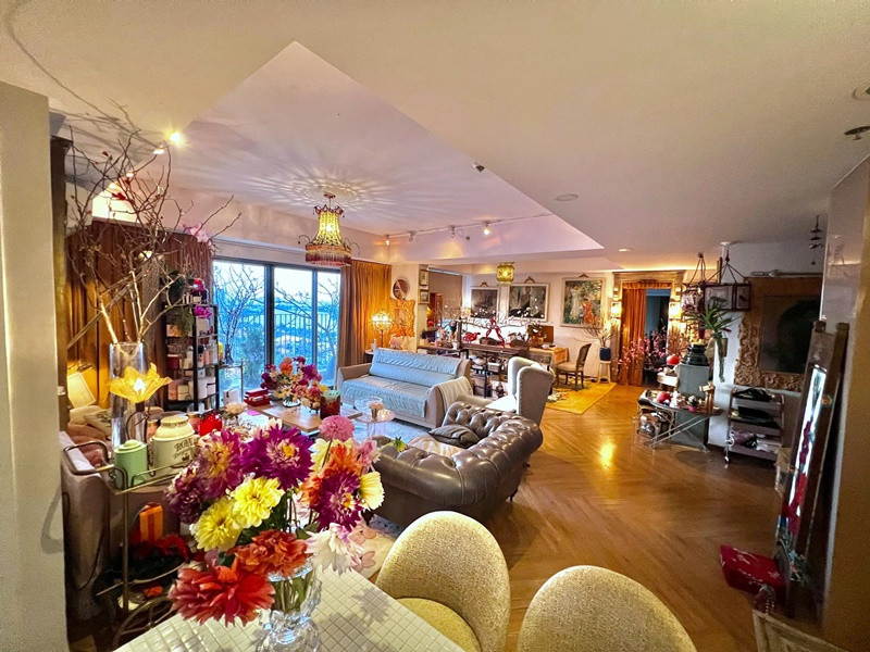 Cuộc sống của Lý Quí Khánh đầy xa hoa. Hiện tại, anh sống trong căn penthouse triệu đô.