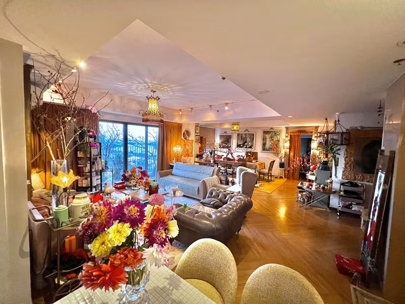 Cuộc sống của Lý Quí Khánh đầy xa hoa. Hiện tại, anh sống trong căn penthouse triệu đô.