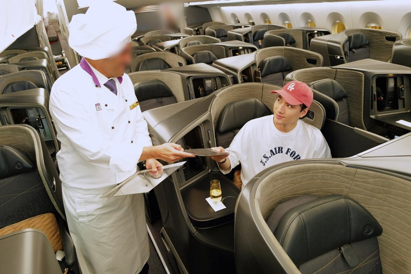 Nam thiết kế thường di chuyển bằng máy bay hạng thương gia.