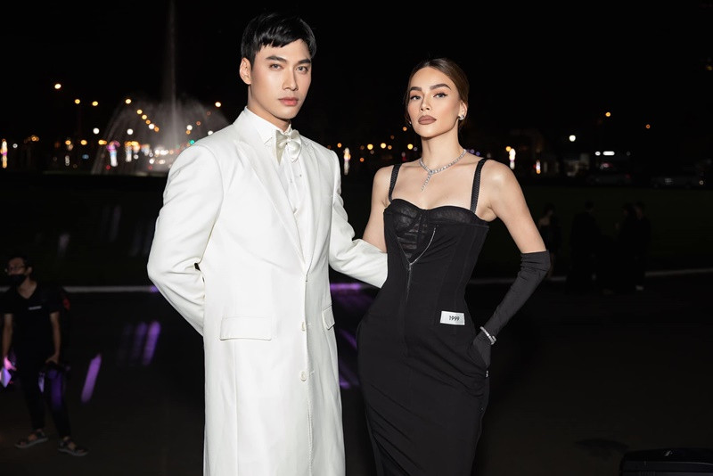 Thân như người trong nhà với Hồ Ngọc Hà, Lý Quí Khánh không ngần ngại đứng ra bênh vực đàn chị. Khi Hà Hồ bị đồn ế show, hết thời, anh bức xúc chia sẻ: "Chỉ sợ Hà bận quá không thèm hát, chứ hết thời gì khi hát thành công 8 thời 10 kiếp rồi".