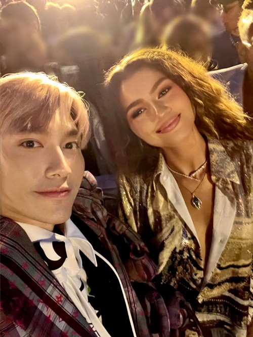 Lý Quí Khánh có cơ hội gặp gỡ không ít nghệ sĩ quốc tế khi tham gia các sự kiện nước ngoài.