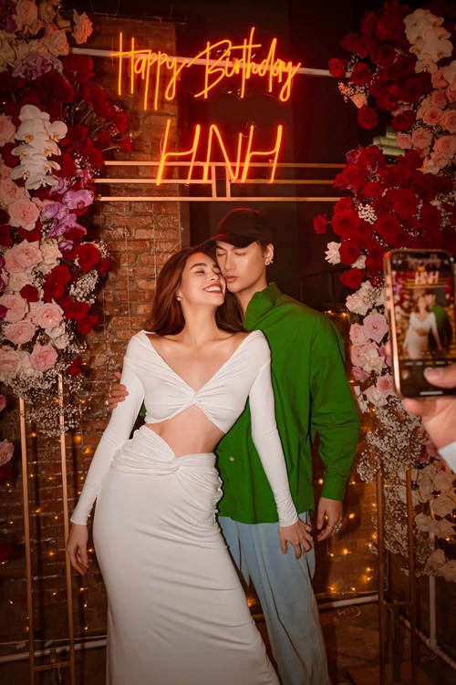 Hồ Ngọc Hà rất chuộng trang phục của Lý Quí Khánh. Không những vậy, cả hai còn là cặp chị em thân thiết.