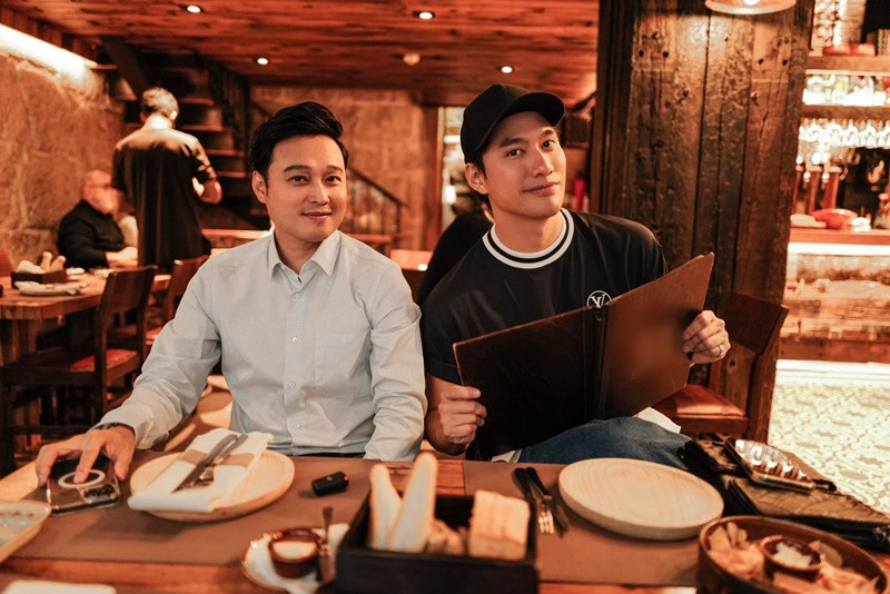 Lý Quí Khánh còn thân thiết với Quang Vinh. Nam thiết kế chia sẻ, Quang Vinh đã dìu dắt anh từ những bước đầu tiên, cho anh biết thêm nhiều điều về showbiz.