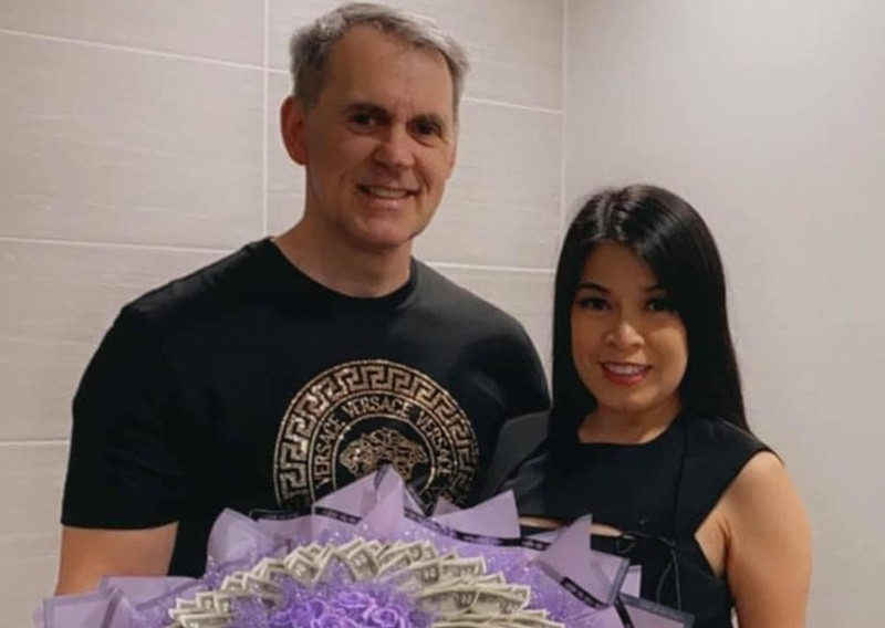 Phía Bích Tuyền chia sẻ trên Dân Việt, Đàm Vĩnh Hưng theo lời khuyến khích của các đồng nghiệp đã nhảy lên chiếc mâm của bồn phun nước để biểu diễn. Tuy nhiên, chiếc mâm bị vỡ, rơi xuống chân Đàm Vĩnh Hưng. Chia sẻ của Bích Tuyền trùng khớp với chi tiết trong đoạn clip Mr Đàm gặp tai nạn ở biệt thự của vị tỷ phú. Ảnh: FB Đàm Vĩnh Hưng.