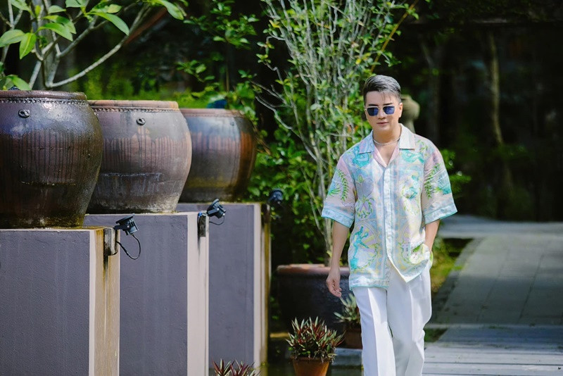 Mới nhất, Đàm Vĩnh Hưng cho biết, anh và chồng Bích Tuyền đã hòa giải thành công. Đàm Vĩnh Hưng thừa nhận trong lúc nóng giận, anh đã quyết định kiện vị tỷ phú, khiến sự việc bị đẩy đi quá xa. Để tránh thông tin tiêu cực, những điều không hay xảy ra, Đàm Vĩnh Hưng rút đơn kiện. Ảnh: FB Đàm Vĩnh Hưng.