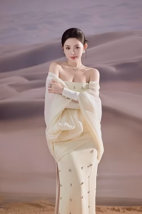 Từ dáng đến làn da, bạn diễn của Thanh Sơn đều hút trọn ánh nhìn. Ảnh: FB Quỳnh Kool.