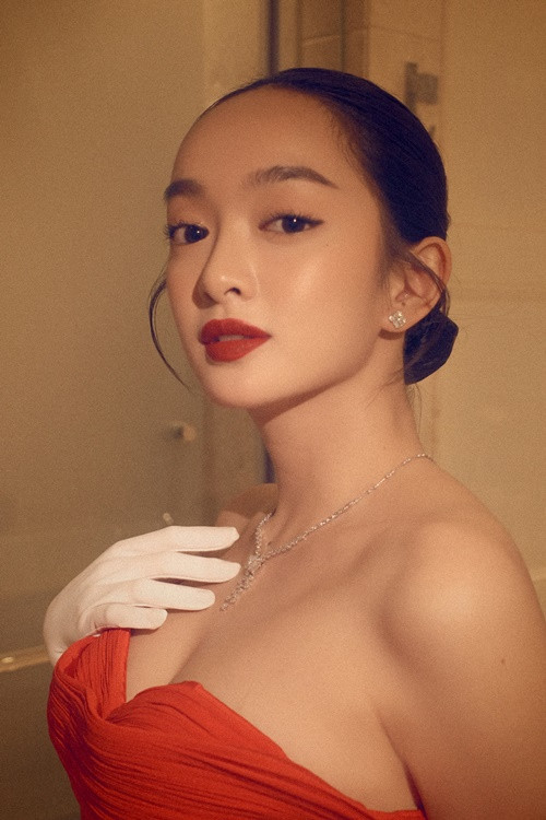 Sở hữu vòng một tự nhiên đầy đặn, nữ diễn viên đã quyết định thu nhỏ vòng 1 bằng cách hút mỡ. Kaity Nguyễn cũng giảm cân để vóc dáng cân đối hơn. Ảnh: FB Kaity Nguyễn.