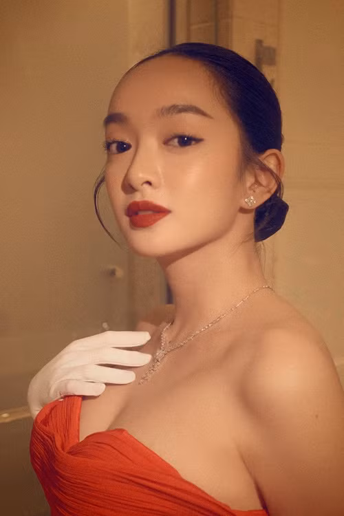 Sở hữu vòng một tự nhiên đầy đặn, nữ diễn viên đã quyết định thu nhỏ vòng 1 bằng cách hút mỡ. Kaity Nguyễn cũng giảm cân để vóc dáng cân đối hơn. Ảnh: FB Kaity Nguyễn.