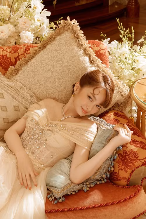 Gương mặt xinh đẹp, đường cong gợi cảm là lợi thế giúp Kaity Nguyễn đóng vai quý cô sang chảnh. Ảnh: FB Kaity Nguyễn.