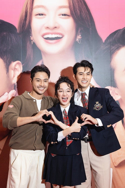  Kaity Nguyễn là bạn diễn màn ảnh mới nhất của Thanh Sơn (ngoài cùng bên trái) khi cả hai đóng chung phim Yêu nhầm bạn thân. Ảnh: FB Kaity Nguyễn.