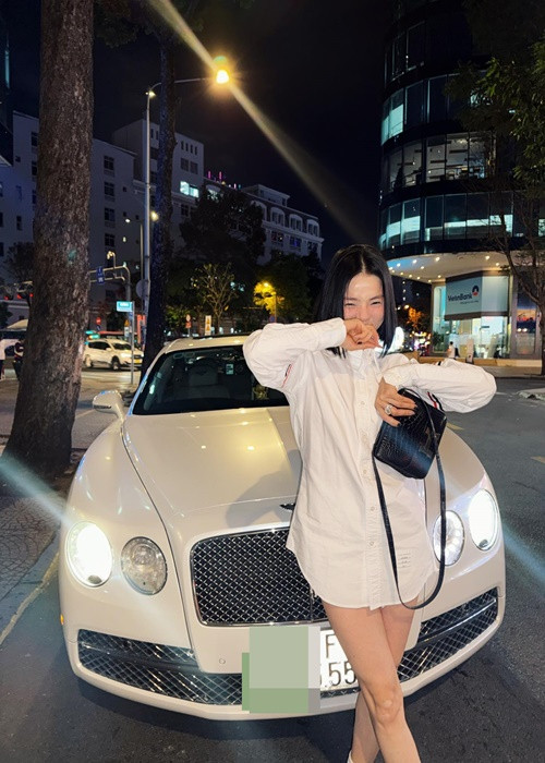 Với style phóng khoáng này, bà mẹ một con khoe khéo đôi chân trần.