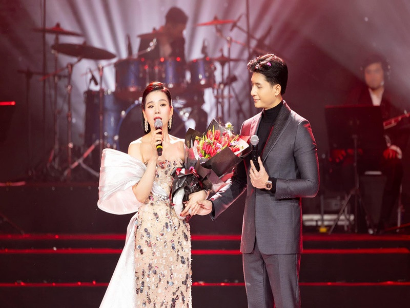 Lâm Bảo Châu theo sát Lệ Quyên khi cô lưu diễn nước ngoài trong thời gian qua. Lệ Quyên cảm ơn Lâm Bảo Châu bởi anh luôn đặt cô ở vị trí đầu tiên, sau đó mới đến đam mê của anh.