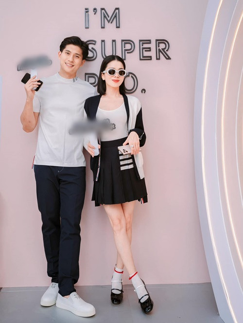 Lệ Quyên dường như trẻ ra sau khi gắn bó với Lâm Bảo Châu. Nhờ nhan sắc lão hóa ngược, nữ ca sĩ trông vẫn đẹp đôi bên bạn trai kém 12 tuổi. Phía Lâm Bảo Châu gây ấn tượng bởi vẻ ngoài nam thần.