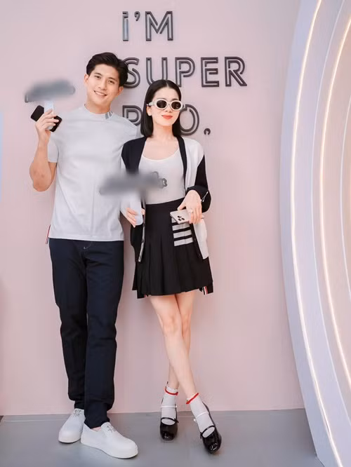 Lệ Quyên dường như trẻ ra sau khi gắn bó với Lâm Bảo Châu. Nhờ nhan sắc lão hóa ngược, nữ ca sĩ trông vẫn đẹp đôi bên bạn trai kém 12 tuổi. Phía Lâm Bảo Châu gây ấn tượng bởi vẻ ngoài nam thần.