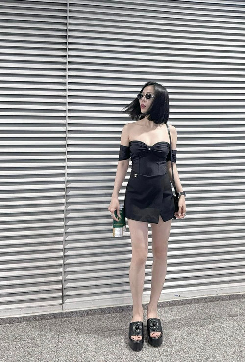 Ở đời thường, Lệ Quyên chuộng trang phục ngắn dưới, hở trên.