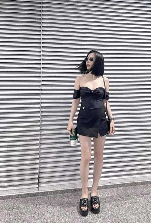 Ở đời thường, Lệ Quyên chuộng trang phục ngắn dưới, hở trên.