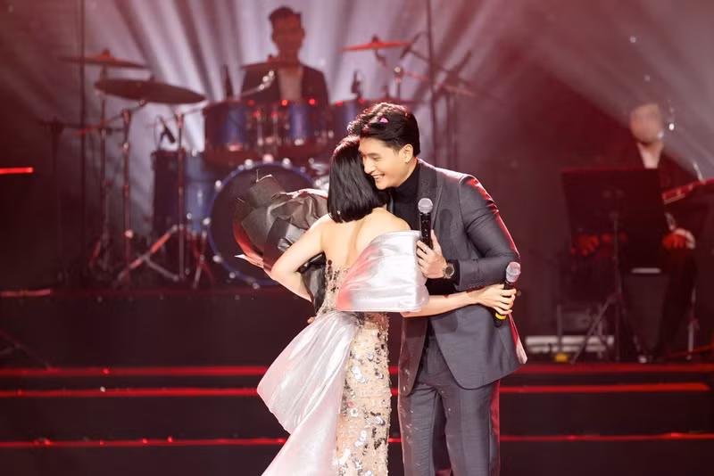 Gần đây, nữ ca sĩ động viên bạn trai theo đuổi lĩnh vực dẫn chương trình. "Vậy là sau một thời gian đi học nghiêm chỉnh, trang bị kỹ càng hành trang cần và đủ, chàng đã chính thức ra mắt chương trình đầu tiên với vai trò MC. Đối với nghệ sĩ thì sân khấu là trái tim, chặng đường này mở ra hành trình mới cho chàng, cứ đam mê và không ngừng cố gắng nhé. Chàng MC hướng nội nhưng sẽ dần hướng ngoại và mong là sẽ nói hay hơn mình trong tương lai gần nha", Lệ Quyên viết trên trang cá nhân.