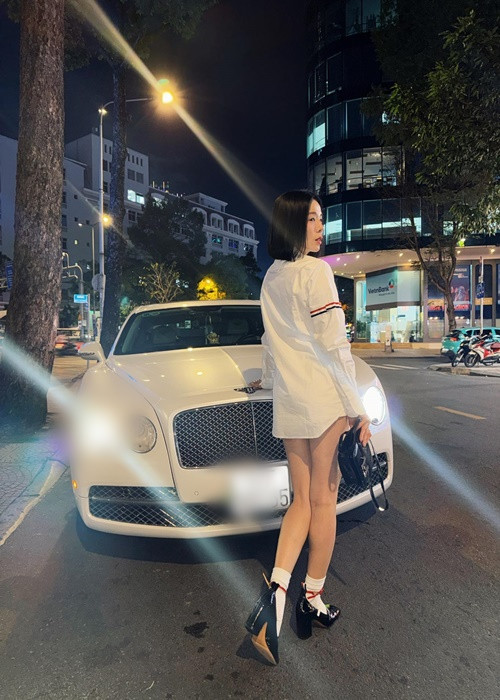 "Nữ hoàng phòng trà" mặc áo sơ mi kết hợp quần short. Việc áp dụng phong cách giấu quần giúp Lệ Quyên trở nên trẻ trung, quyến rũ hơn.