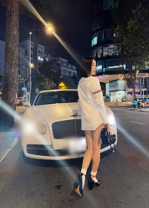 "Nữ hoàng phòng trà" mặc áo sơ mi kết hợp quần short. Việc áp dụng phong cách giấu quần giúp Lệ Quyên trở nên trẻ trung, quyến rũ hơn.