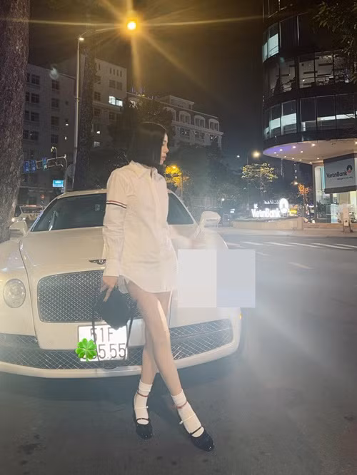 Mới đây, nữ ca sĩ Lệ Quyên gây sốt với khoảnh khắc khoe nhan sắc trẻ trung, gợi cảm trong set đồ tông trắng trên phố.