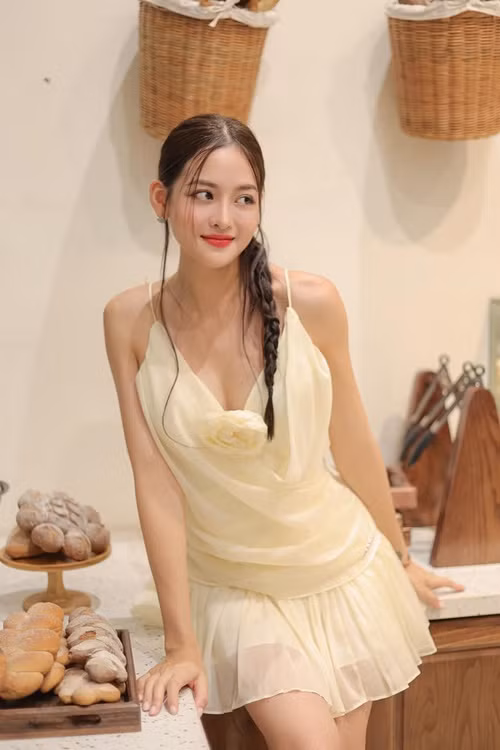 Thùy Anh khéo lựa chọn trang phục tôn những lợi thế hình thể. Ảnh: FB Thùy Anh.