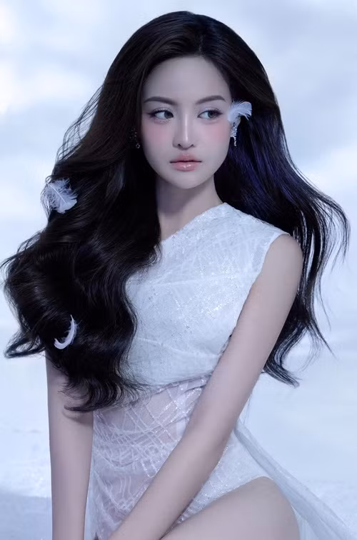 Thùy Anh cố gắng điều trị vết sẹo trên trán sau tai nạn. Ảnh: FB Thùy Anh.