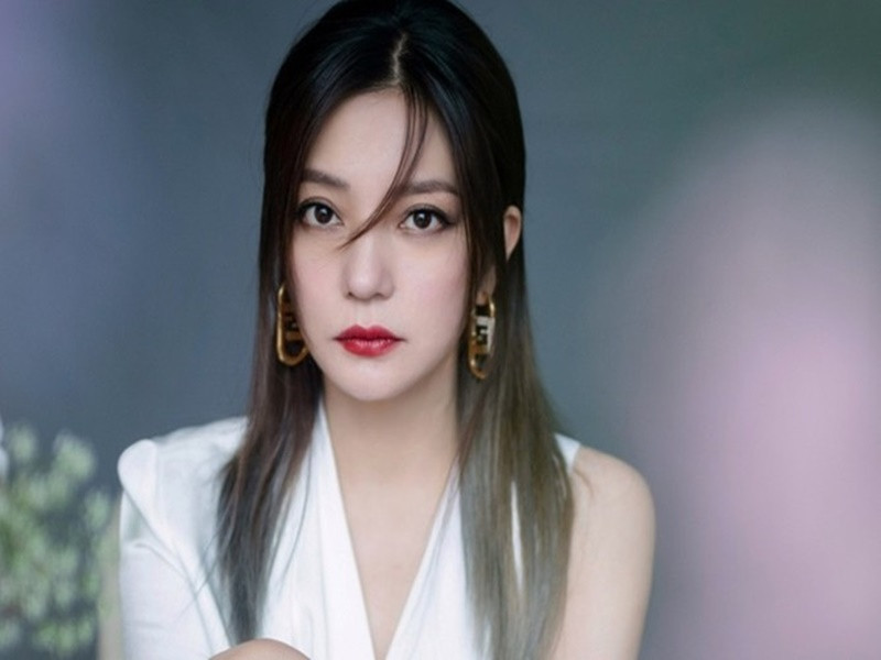 Khi quay bộ phim Hoa Mộc Lan, diễn viên Triệu Vy được một người bạn trai đại gia gửi tặng 2 chiếc xe đua thời thượng. Ảnh: Znews.