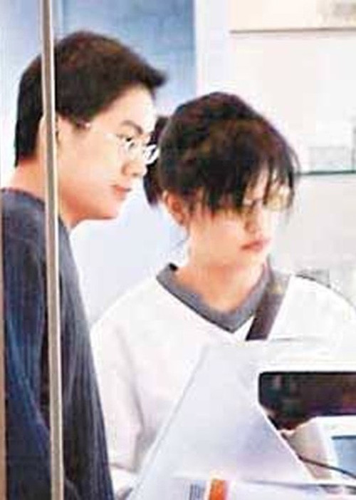 Trước khi kết hôn, Triệu Vy công khai hẹn hò đại gia Diệp Mậu Thanh. Cả hai đã yêu nhau được 3 năm trước khi Triệu Vy quay bộ phim Hoàn châu cách cách. Ảnh: Khám Phá.