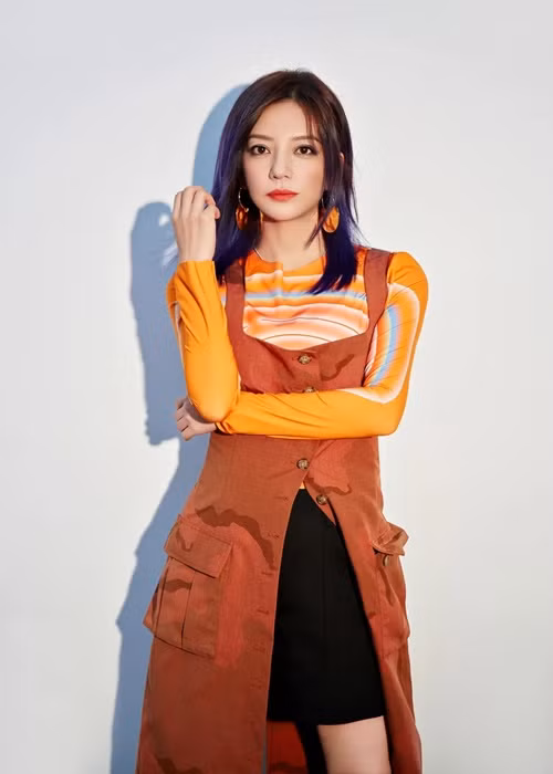 Năm 2021, tin đồn Triệu Vy bị phong sát gây xôn xao dư luận. Nữ diễn viên bị xóa tên khỏi các dự án phim từng tham gia, các giải thưởng. Ngoài ra, hàng loạt nghệ sĩ quay lưng với Triệu Vy. Đến nay, chưa có dấu hiệu Triệu Vy trở lại showbiz. Ảnh: VTV.