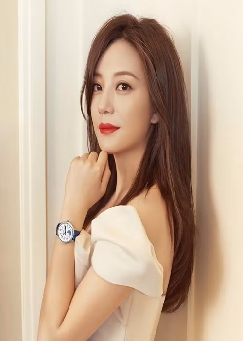 Triệu Vy nổi tiếng khắp châu Á từ năm 1998, được mệnh danh là "Tứ đại Hoa đán Trung Quốc" khi đóng vai Tiểu Yến Tử trong Hoàn châu cách cách. Sau dự án này, cô đóng hàng loạt phim đình đám như: Bí mật ngôi nhà cổ, Cẩm y vệ, Họa bì, Tân dòng sông ly biệt. Ngoài diễn xuất, Triệu Vy còn làm đạo diễn. Ảnh: VTV.