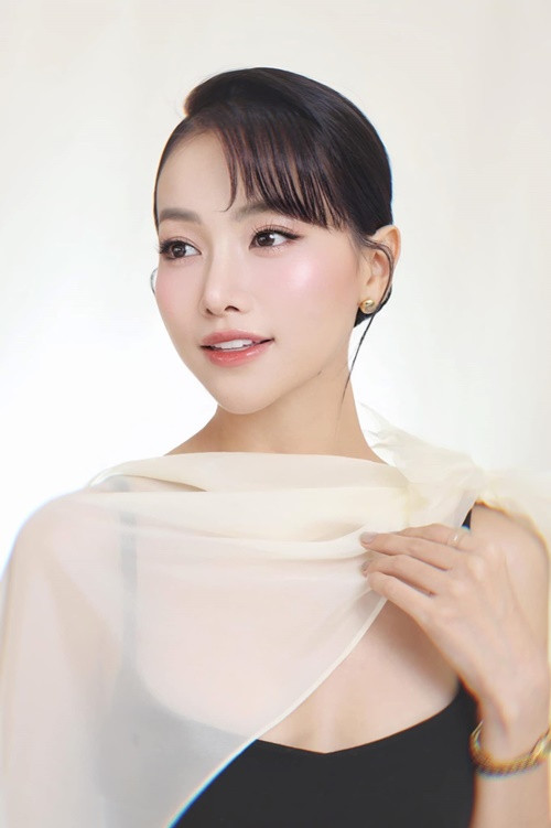 Phương Khánh chia sẻ: "Nhớ hôm qua trang điểm với làm tóc đẹp lắm. Ai tháo tóc Phương Khánh vậy. Ai lượm được cái mái tóc cho em xin lại nha. Em mượn chứ không phải của em. Có ai thấy luôn cái khăn choàng cổ màu kem không. Mất tiêu rồi". Ảnh: FB Phương Khánh.